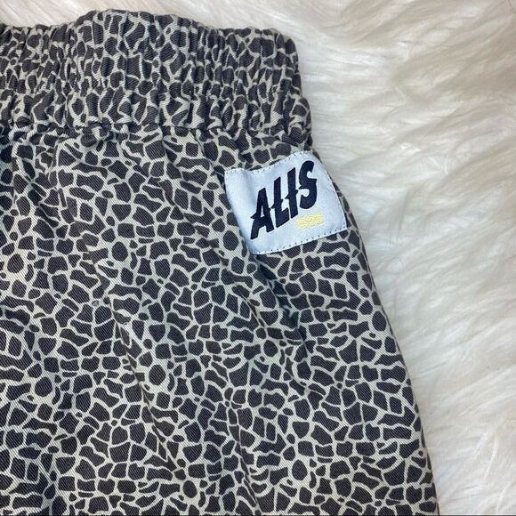 Alis Giraffe Print Shorts - Picture 4 of 5